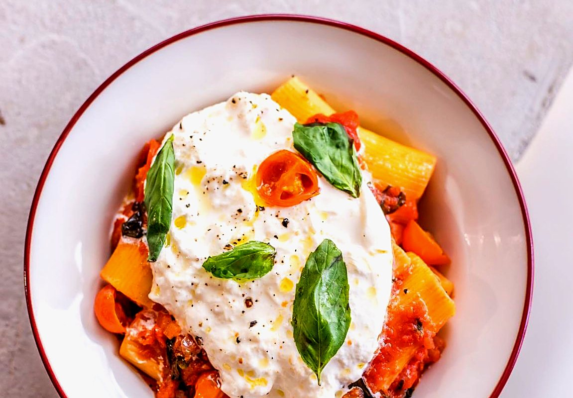 Paccheri com molho de tomate, burrata e manjericão