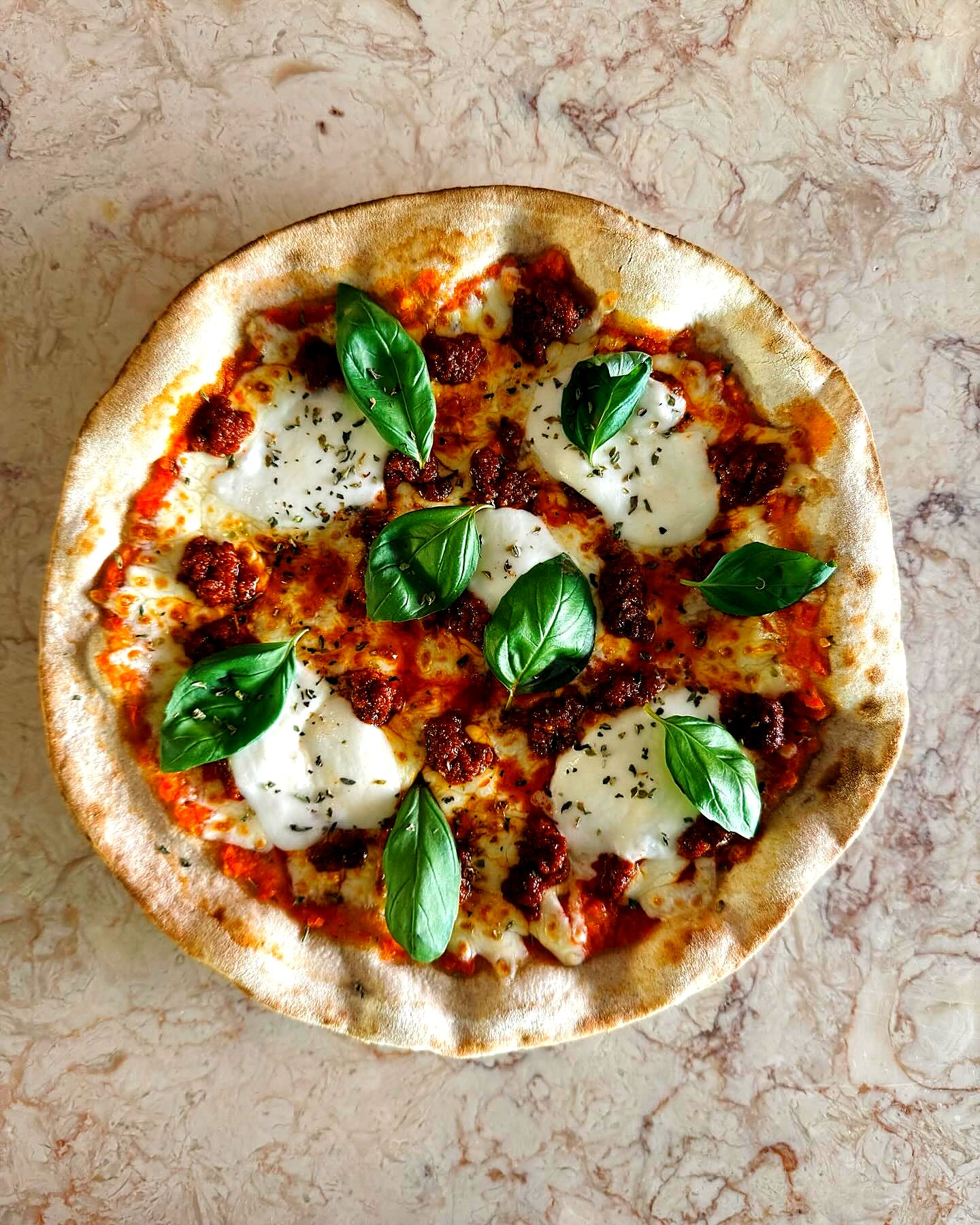 Pizza Fuoco vista de cima, com n’duja, mozzarella fresca e manjericão